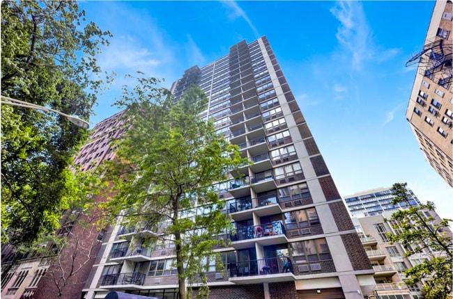Building Photo - 2740 N Pine Grove Ave Unit 9
