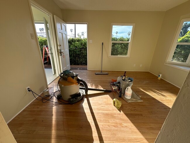 Photo - 914 E 68th St Unidad B