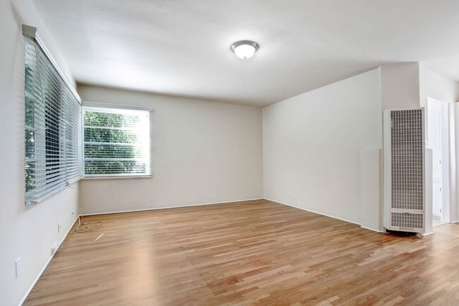 Photo - 2202-2206 20th St in Santa Monica! Near Ocean Park Blvd. Unidad 2204A