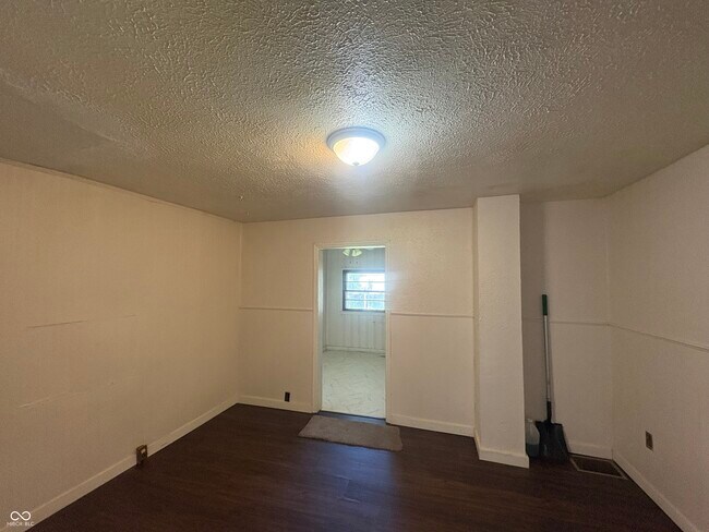 Photo - 2221 Station St