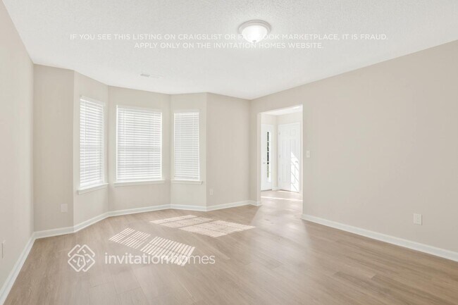 Photo - 3535 Oakshire Way SE