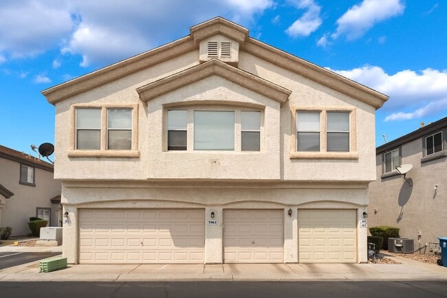Building Photo - Spacious Henderson Townhome with Modern Updates!