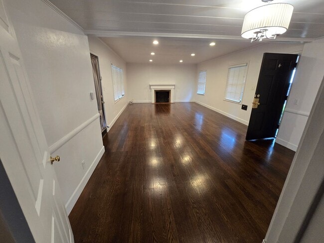 Photo - 1320  Polly&#39;s Trust Colonial Unit 3943