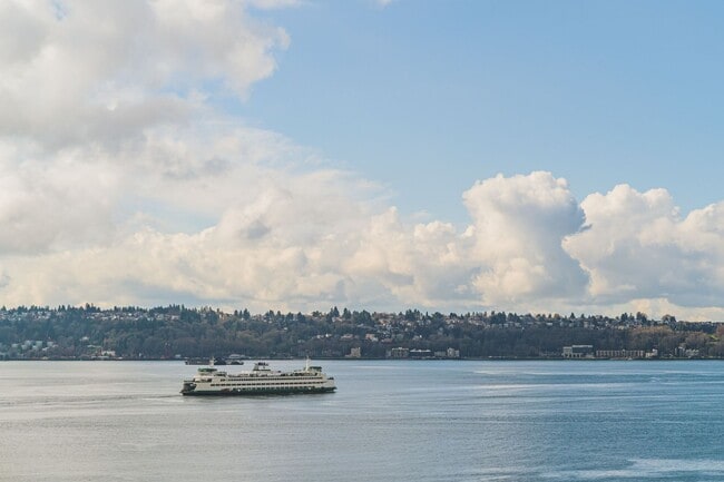 Building Photo - Boutique Condo with Stunning Views of Elliot Bay!