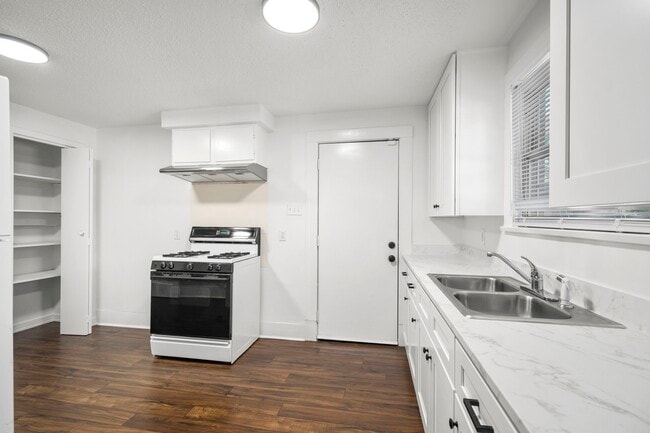 Photo - 904 Mansfield St