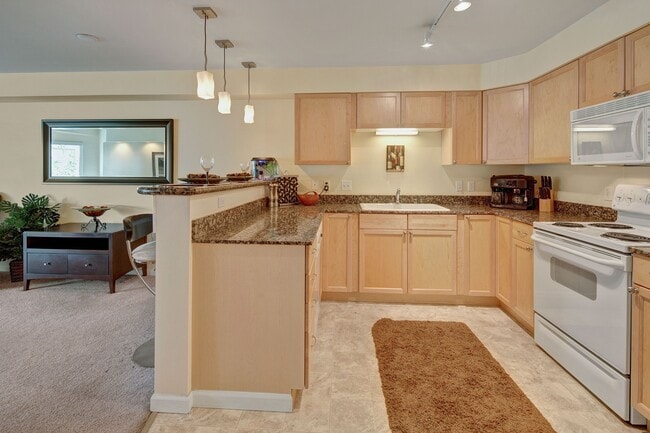 Admirals Cove Apartments - Kitchen - Admirals Cove Rental