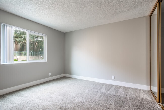 1BR, 1BA - Crow Canyon Bedroom - Creekside Terrace