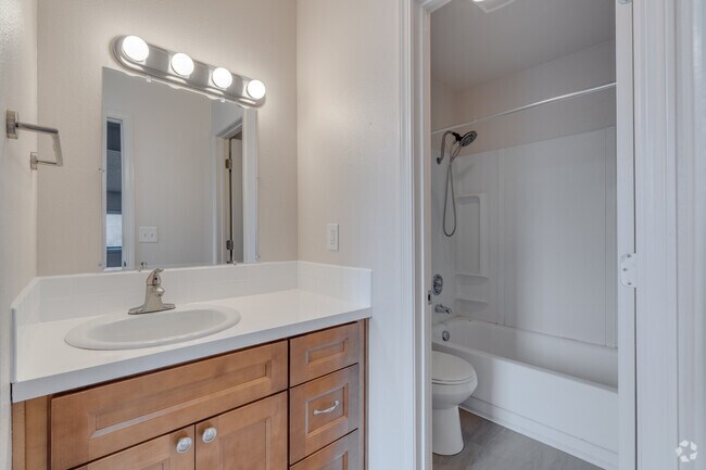 1BR, 1.5BA - 540SF - Bathroom