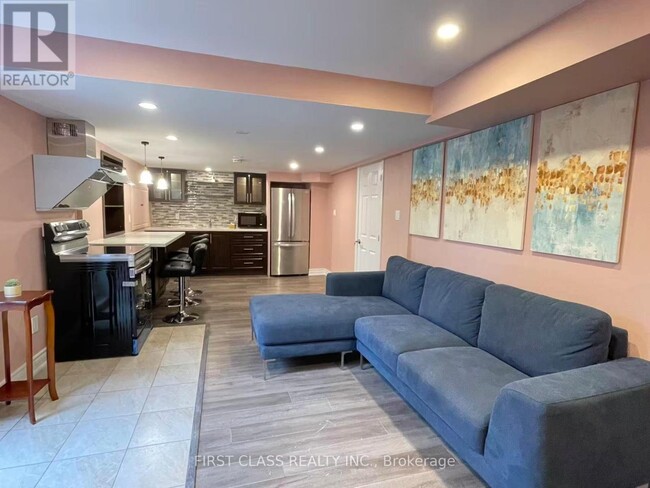 Photo - 2100 Dunvegan Ave