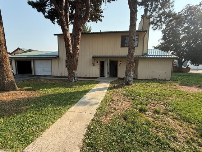 Building Photo - 925 Gellatly Ave Unit 2