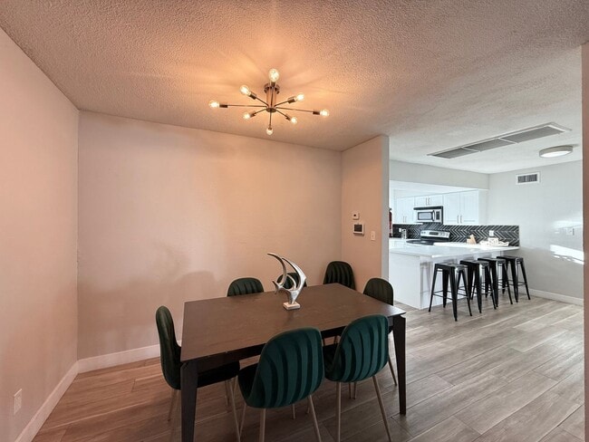 Photo - 1526 E Twain Ave