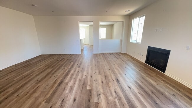 Building Photo - 3 BEDROOM VICTORVILLE HOME