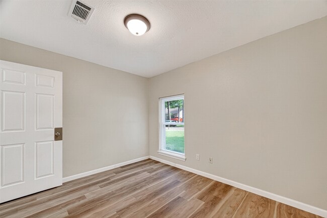 Photo - 25503 Foxbriar Ln