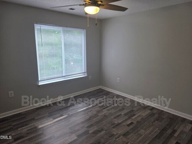 Photo - 1411 Collegiate Cir Unidad #204