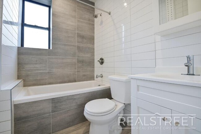 Photo - Stunning Modern Large 2 Bedroom Unit 3J