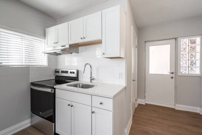 Photo - 2 Bedroom Unit in Small walk up Unité 5