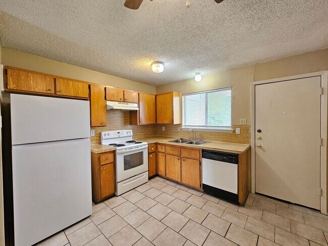 Photo - RENT SPECIAL - AVAILABLE NOW! Unit 1305 Quail Circle - B
