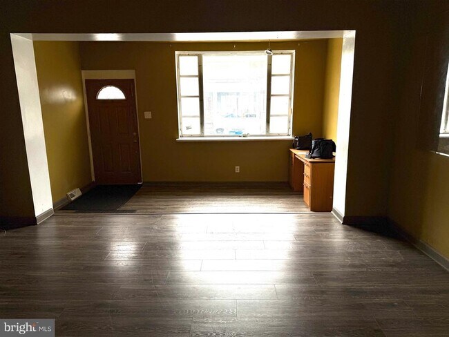 Photo - 2553 Carroll St