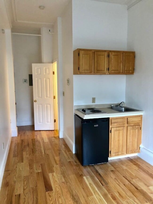 Building Photo - Bright Studio on Beacon St — Landlord Paying One Month Broker Fee! | Heat & Hot Water Included | ...