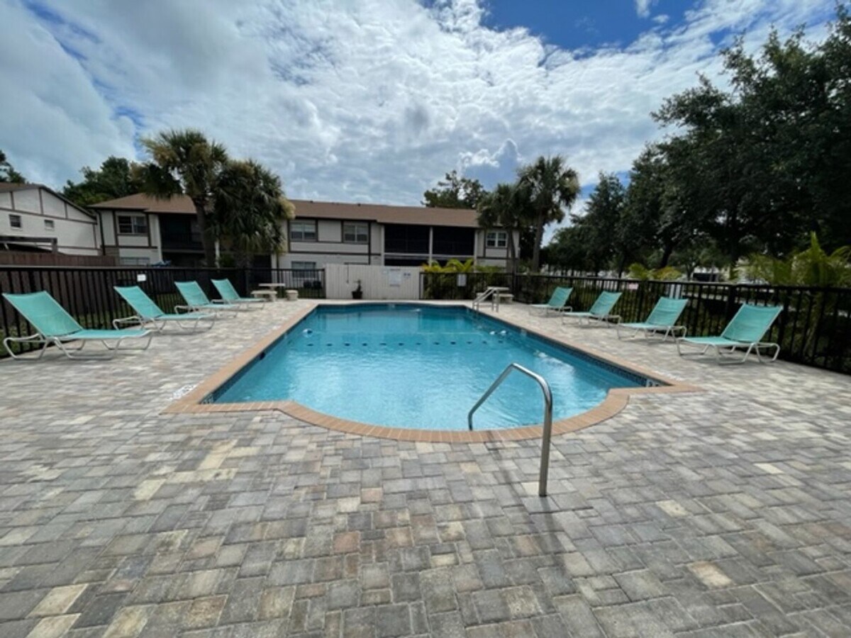 Photo - 2bedroom 2bath updated end unit condo on s... Unit E