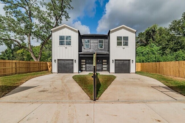 Photo - 9523 Willow St