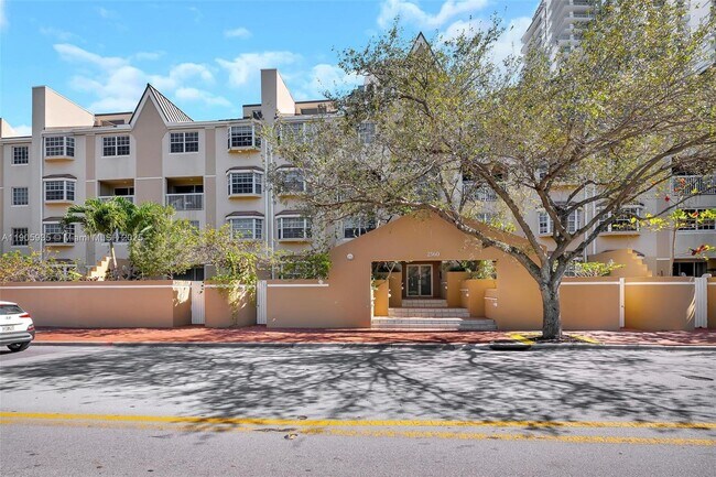 Building Photo - 2560 Tigertail Ave Unit 14