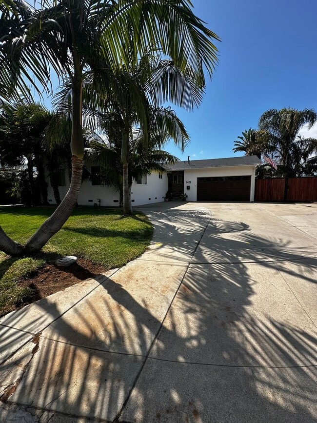 Building Photo - Gorgeous 3-Bedroom 2.5 bath Home with Pool AND close to the beach!