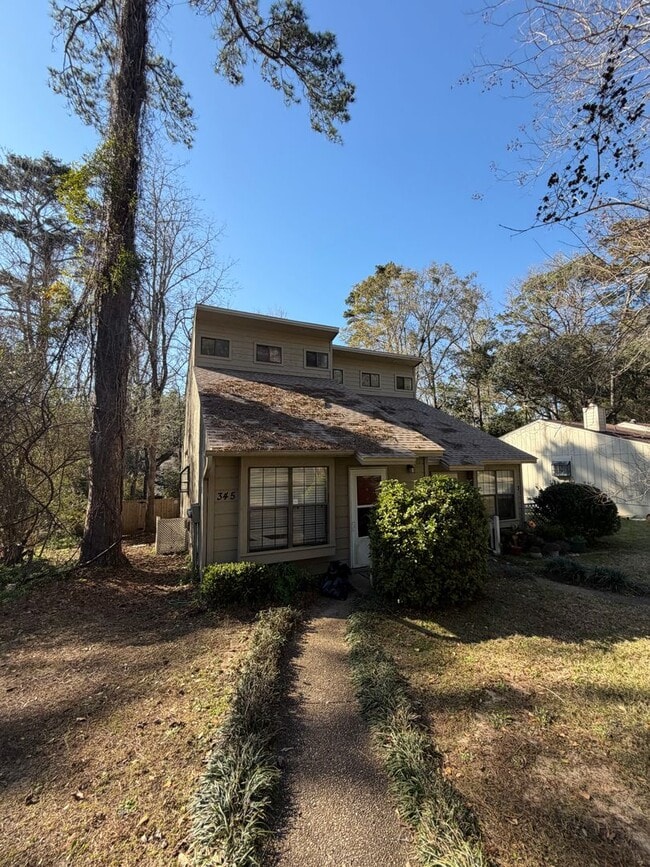 Building Photo - Two-Story 2 bed/2bath townhouse off Park Avenue!