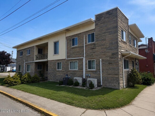 Building Photo - 206 N Oak St Unit 6