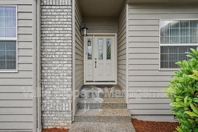 Photo - 1441 Ranier Loop NW