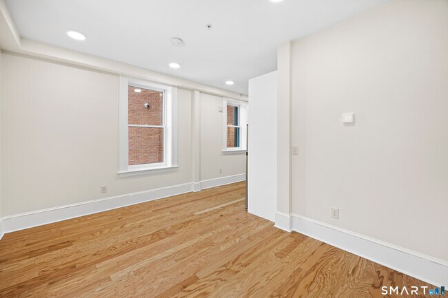 Photo - 1355 Main St Unidad 405