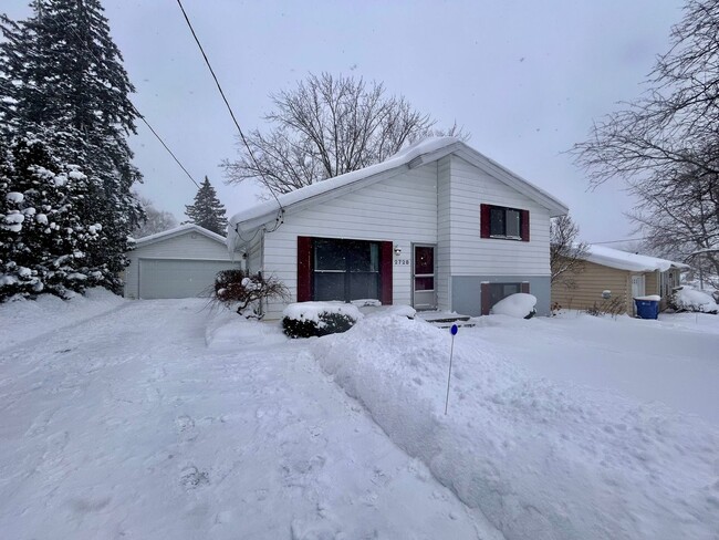 Building Photo - Four Bedroom Home in Southeast Grand Rapids