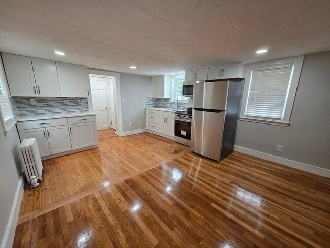 Building Photo - 154 Pleasant St Unit 2