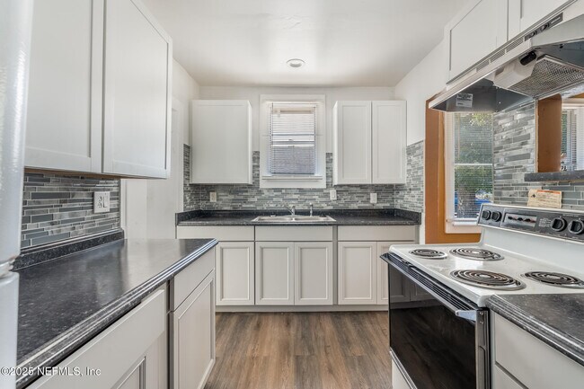 Photo - 1018 W 23rd St