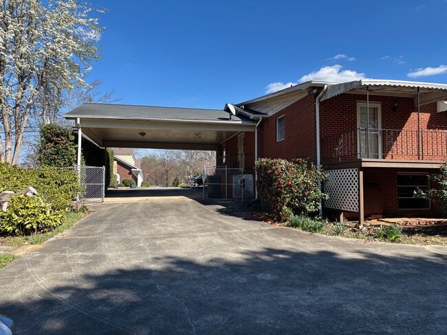 Photo - 3 BED, 2.5 BATH BRICK HOME RIGHT BY DOWNTOWN ASHEBORO!