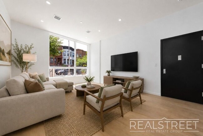 Photo - Three Bedroom Duplex w. Backyard. Unidad 1