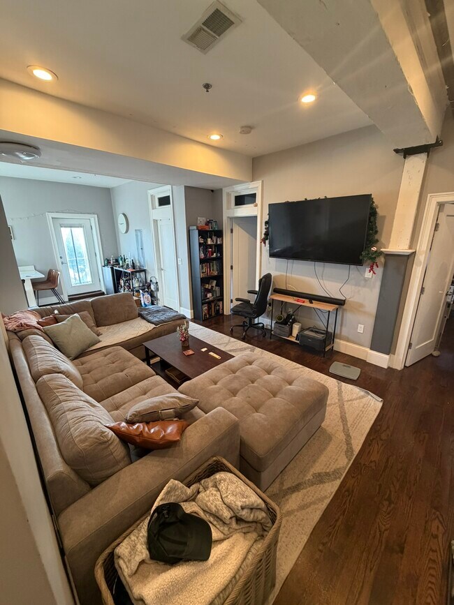 Photo - 172 W 4th St Unidad T