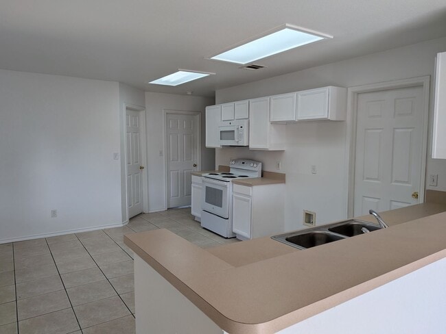 Building Photo - Fresh and Clean in New Braunfels!!