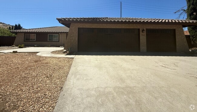 Building Photo - Beautiful Canyon Crest Home