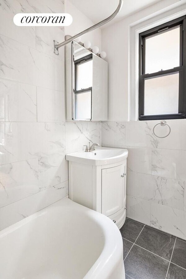 Photo - 321 E 54th St