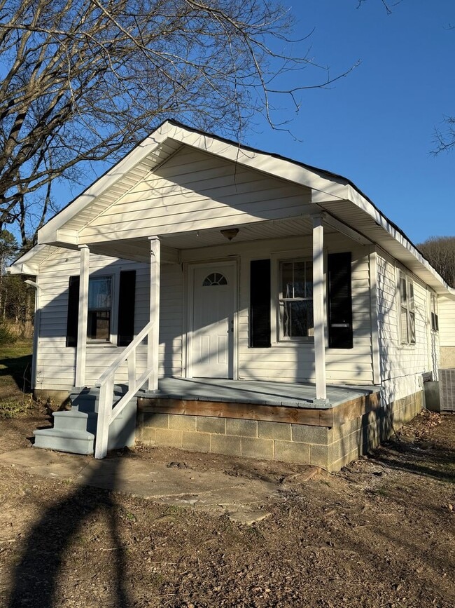 Building Photo - Updated 2 Bedroom, 1 Bathroom Rental with Bonus Room – Rossville, GA