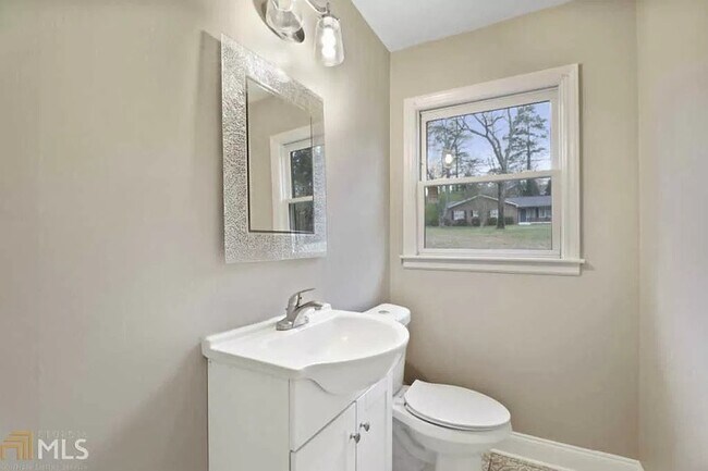 Photo - 1795 Queens Way