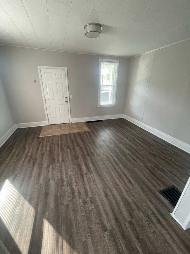 Building Photo - 1462-1464-1464 Logan Ave Unit 1462 Rental