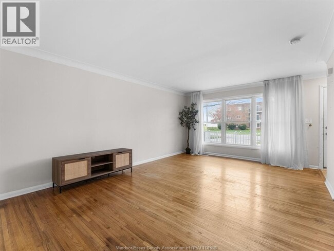 Photo - 8573 Wyandotte St E