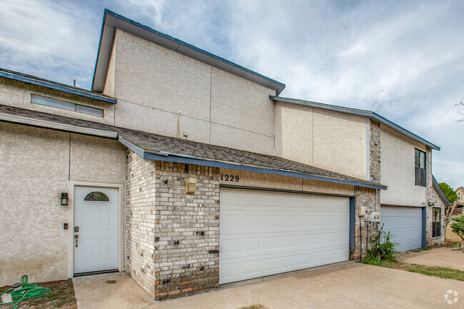 Building Photo - 1229 Forest Cove Ln Rental