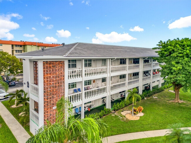 Building Photo - 5208 NE 24th Terrace Unit F-303