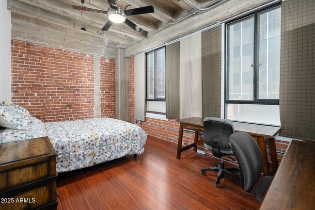 Photo - 114 W Adams St