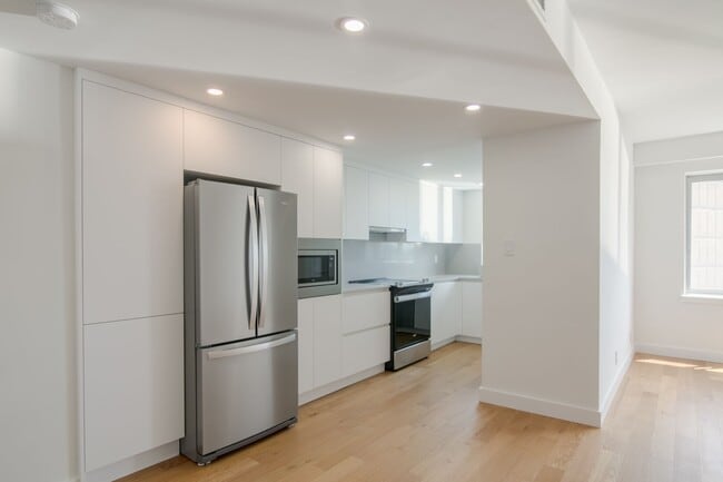 Building Photo - 3555 Chem. de la Côte-des-Neiges Unit 906