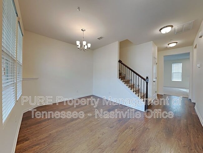 Photo - 819 Kennear Ln