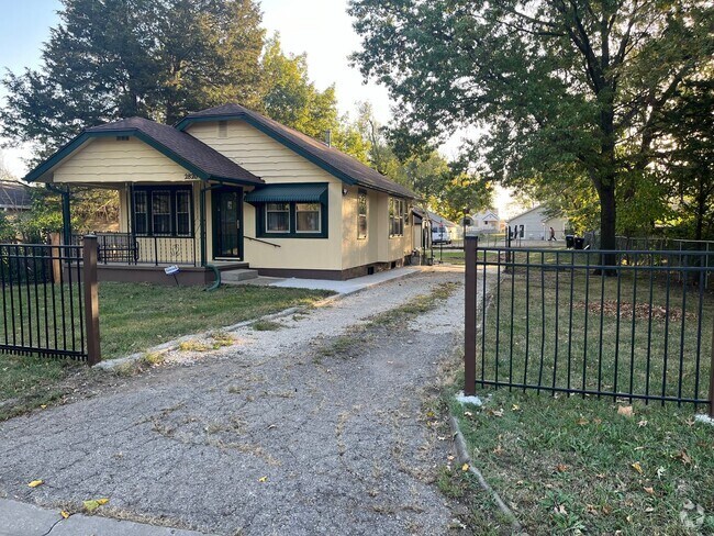 Building Photo - Clean 2 Bedroom home with hardwood floorin...